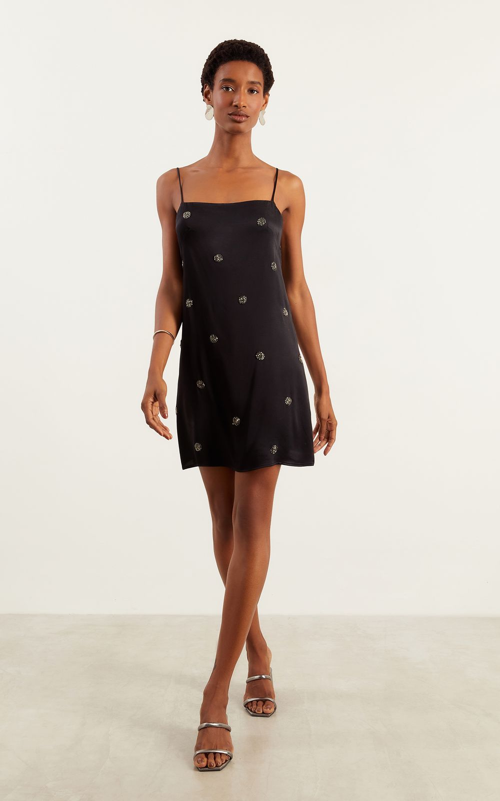 05318_0007_4-VESTIDO-CURTO-BORDADO