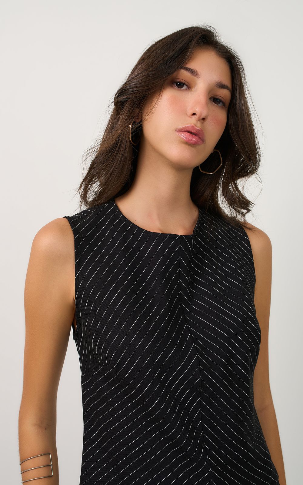 05643_0007_2-BLUSA-ARTICO-RECORTE-FRENTE